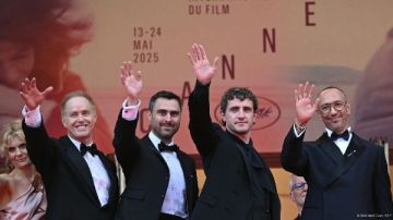 بول ميسكال وصناع فيلم The History of Sound على السجادة الحمراء لمهرجان كان صور