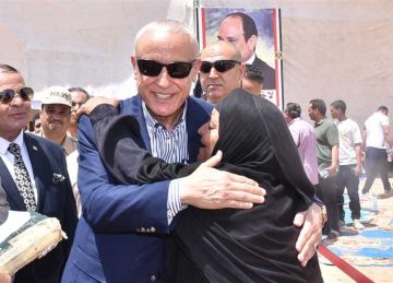 محافظ الأقصر يزور الحاجة وهيبة في منزلها.. ما القصة؟