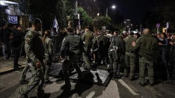 اشتباكات عنيفة بين متظاهرين إسرائيليين ضد نتنياهو وشرطة الاحتلال في القدس اشتباكات عنيفة بين متظاهرين إسرائيليين ضد نتنياهو وشرطة الاحتلال في القدس