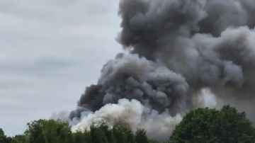 انفجارات ضخمة ودخان كثيف يغطي السماء..ماذا يحدث في بيستر البريطانية؟ انفجارات ضخمة ودخان كثيف يغطي السماء..ماذا يحدث في بيستر البريطانية؟