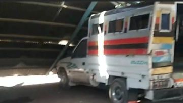 بدء رفع السقف المنهار فوق سيارات موقف قوص بقنا