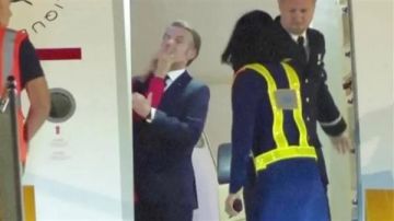 شاهد لحظة صفع بريجيت لـ ماكرون على سلم الطائرة بفيتنام شاهد لحظة صفع بريجيت لـ ماكرون على سلم الطائرة بفيتنام