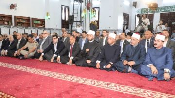 وزير الأوقاف ومحافظ الشرقية يؤديان صلاة الجمعة بمسجد عبد الحليم محمود