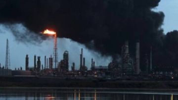 السيطرة على حريق في مصفاة للنفط بالإكوادور