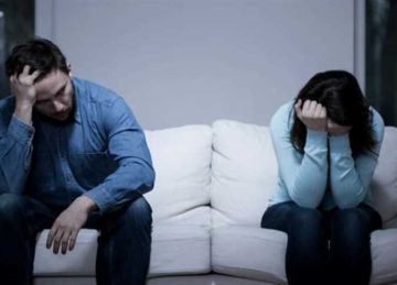  سريع الغضب ويحاول قلب الطاولة .. العلم يكشف علامات الخيانة الزوجية عند الرجل