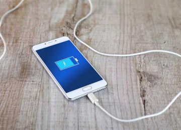 7 أخطاء نفعلها جميعا أثناء شحن الهاتف.. تعرف عليها