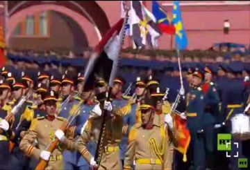 شاهد.. وحدات من الشرطة العسكرية المصرية في الساحة الحمراء بموسكو