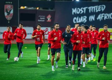 لاعب الأهلي يحتفل بخطوبته (شاهد) لاعب الأهلي يحتفل بخطوبته (شاهد)