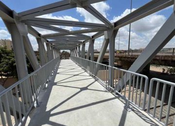 للعبور الآمن.. إنشاء كوبري مشاة بعزبة الموظفين في الإسكندرية (صور)