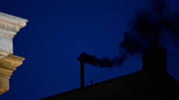 للمرة الثانية.. الدخان الأسود يغطي كنيسة سيستين