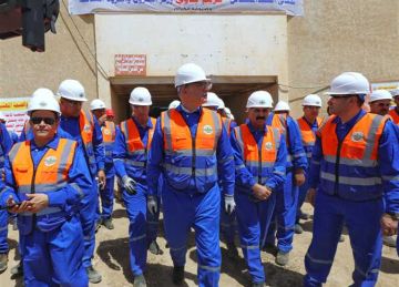 وزير البترول يتفقد منجم فوسفات أبوطرطور ومشروع إنتاج حامض الفوسفوريك وزير البترول يتفقد منجم فوسفات أبوطرطور ومشروع إنتاج حامض الفوسفوريك