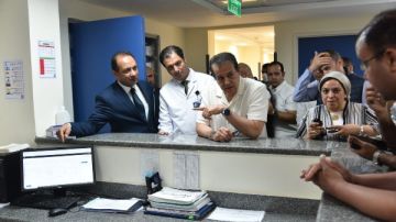 وزير الصحة يتفقد أحدث غرف العمليات الكبسولة والأولى بمطروح وزير الصحة يتفقد أحدث غرف العمليات الكبسولة والأولى بمطروح