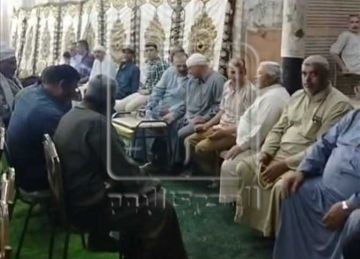 تجمع أسرة وجيران الشيخ سيد سعيد أمام منزله بالدقهلية في انتظار وصول الجثمان (صور وفيديو) تجمع أسرة وجيران الشيخ سيد سعيد أمام منزله بالدقهلية في انتظار وصول الجثمان (صور وفيديو)