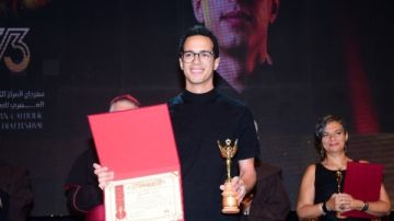 طة دسوقي يحصد جائزة أفضل ممثل عن مسلسل حالة خاصة صور