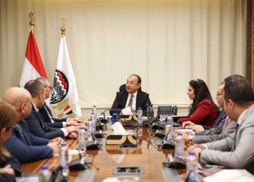 وزير قطاع الأعمال يبحث مع شاهينلر التركية فرص الاستثمار بـ الغزل والنسيج والملابس الجاهزة 