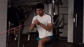 أول ظهور بعد الإصابة.. عمر سيد معوض داخل صالة الجيم