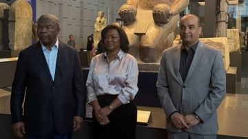 رئيس أنجولا و قرينته يقومان بجولة تفقدية بالمتحف المصري الكبير