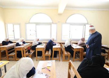 طلاب الأدبي بالشهادة الثانوية الأزهرية يؤدون امتحان مادتي القرآن الكريم والحديث طلاب الأدبي بالشهادة الثانوية الأزهرية يؤدون امتحان مادتي القرآن الكريم والحديث