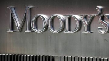 موديز تخفض التصنيف الائتماني للولايات المتحدة وسط تصاعد الدين العام