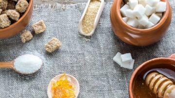 العسل الأبيض بديل صحي للسكر الأبيض.. إليك فوائده ومحاذير استخدامه