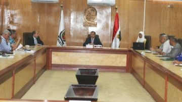 رئيس جامعة جنوب الوادي يجتمع بفريق وحدة الأوراق الثبوتية رئيس جامعة جنوب الوادي يجتمع بفريق وحدة الأوراق الثبوتية