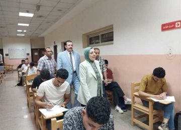 للتأكد من مستوى الأسئلة.. نائب جامعة بنها تتفقد سير امتحانات الفصل الدراسي الثاني