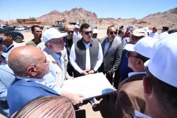 وزير الإسكان يتفقد تطوير طريقي كمين النبي صالح ورفع كفاءة طريق سانت كاترين بموقع التجلى الأعظم 