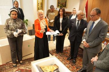 وزير الخارجية والهجرة يشارك في إجراءات لجنة تسلم الأثار المشكلة من وزارة الخارجية ووزارة السياحة والأثار وزير الخارجية والهجرة يشارك في إجراءات لجنة تسلم الأثار المشكلة من وزارة الخارجية ووزارة السياحة والأثار