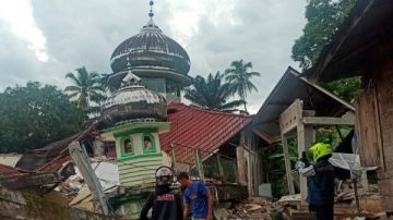 زلزال بقوة 5.7 ريختر يضرب جزيرة سومطرة الإندونيسية