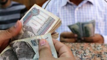 لتخفيف الأعباء.. هذه الفئة من الموظفين يحصلون على 700 جنيه حافزا إضافيا لتخفيف الأعباء.. هذه الفئة من الموظفين يحصلون على 700 جنيه حافزا إضافيا