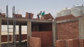 إزالة طابق مخالف بمنطقة الأحياء شمال الغردقة ضمن الموجة 26