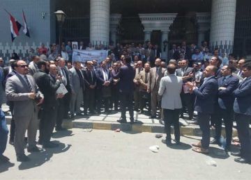 بهتافات العدالة مجانية .. وقفة احتجاجية لمحاميي الإسكندرية ضد زيادة الرسوم القضائية (صور)