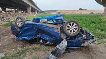 طارت من فوق شاهد.. سقوط سيارة من أعلى الدائري وإصابة عائلة كاملة طارت من فوق شاهد.. سقوط سيارة من أعلى الدائري وإصابة عائلة كاملة