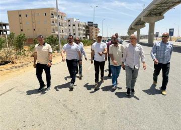 لراحة المواطنين.. رئيس القاهرة الجديدة يوجه بالإسراع في إنهاء أعمال تشجير المحاور وفتح الطرق