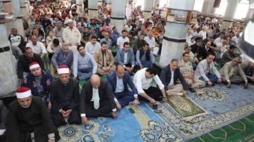 محافظ الشرقية يؤدي صلاة الجمعة بمسجد الكويتية في بلبيس