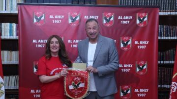 السفيرة الأمريكية تزو الأهلي قبل المشاركة في مونديال الأندية