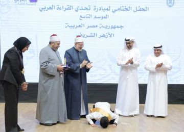  سجدة شكر .. طالب أزهري الأول في تحدي القراءة العربي (صور)