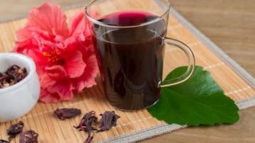 الكركديه.. مشروب واحد بتأثيرين متعاكسين على ضغط الدم