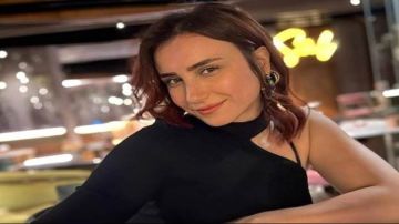 هلا السعيد تسحر القلوب بإطلالة جذابة على البحر