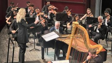 يحضور منى الشاذلي.. سميح ساويرس يعزف البيانو على مسرح الأوبرا الكبير