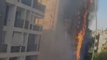 إخلاء السكان.. محاولات لإخماد حريق عقار في ميدان لبنان.. صورة