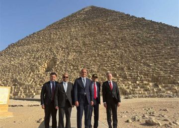 وزير الثقافة والسياحة التركي يزور منطقة أهرامات الجيزة