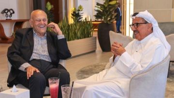 خلف الحبتور ينشر صورا من لقائه مع البروفيسور مجدي يعقوب شاهد