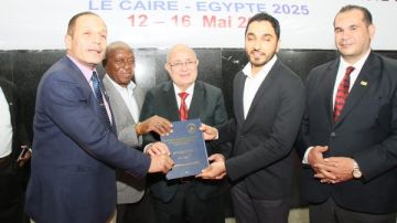 رئيس اتحاد الدراجات يكرم رموز اللعبة على هامش البطولة الأفريقية للمضمار