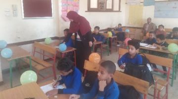 شاهد.. بالونات في لجان تقييمات تلاميذ مدرسة باريس بالوادي الجديد