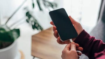  7 أخطاء نفعلها جميعا أثناء شحن الهاتف .. تعرف عليها
