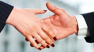 حكم مصافحة الرجل لخطيبته.. اعرف رأي الشرع