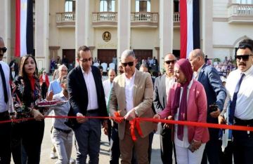 محافظ الإسماعيلية يفتتح معرض الزهور ويشارك المواطنين فرحتهم بالاحتفال بكرنفال الربيع