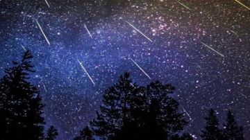  البحوث الفلكية : زخة إيتا الدلويات ظاهرة فلكية تزين سماء مصر حتى أواخر مايو الجاري