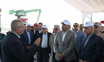 رئيس الوزراء يشهد عرضا بشأن المرحلة الأولى من المخطط الشامل لتطوير ميناء غرب بورسعيد رئيس الوزراء يشهد عرضا بشأن المرحلة الأولى من المخطط الشامل لتطوير ميناء غرب بورسعيد
